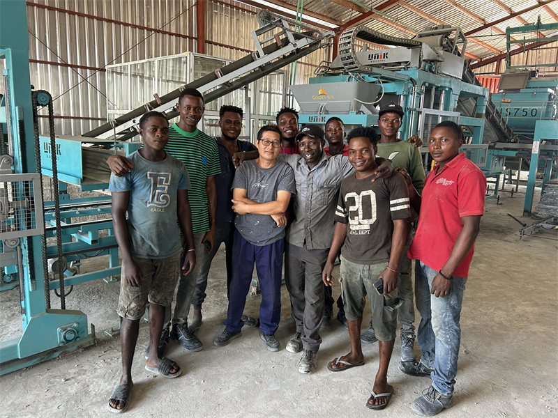 Concrete Block Molding Machine Para sa Pagbebenta sa Nigeria: Nakatayo ang Makinarya ng Unik